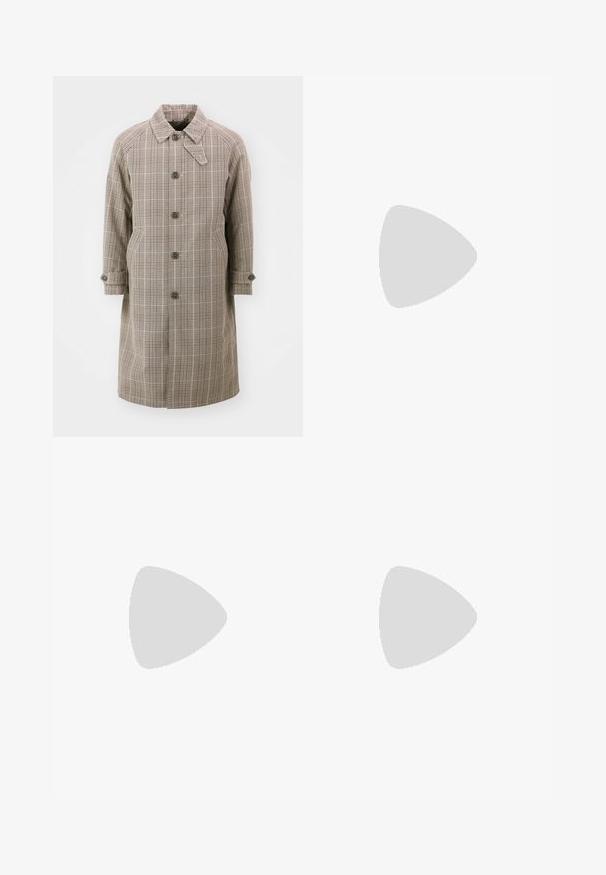 Beige kockás trench coat gallérral, raglán ujjakkal, öt elülső gombbal és két oldalsó zsebbel. Gombos mandzsetták és térdig érő dizájn jellemzi.; Fekete, rövid ujjú pamut póló, gombos elöl, gallérral és egyenes, minta vagy díszítés nélküli szegéllyel.; Fekete farmernadrág, egyenes szárú kialakítással, öt zsebbel és megkopott textúrával. Elöl gombos és cipzáros záródással rendelkezik.; Fekete bőr loaferek, lekerekített orral, aranyszínű fémrész és varrási részletek díszítik, alacsony, strukturált gumitalpon.