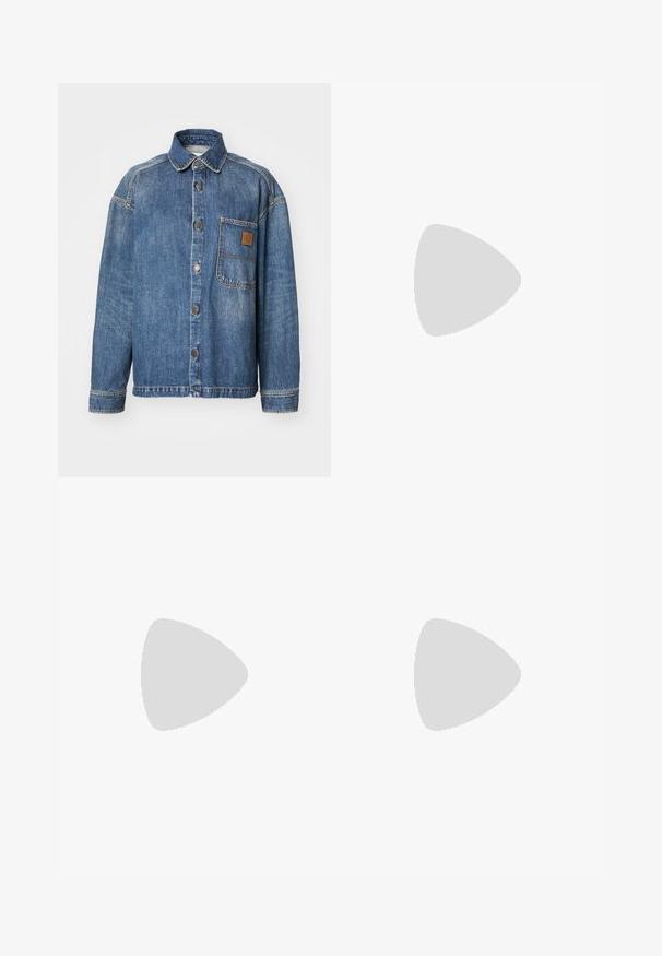 Denim jakna svijetloplave boje s dugmadi sprijeda, okovratnikom, dugim rukavima, lijevim džepom na prsima i kožnom etiketom na džepu.; Bijela uska majica od rebrastog materijala s kratkim rukavima i nabranim detaljima sa strane za teksturu i oblik.; Bijele traperice visokog struka širokih nogavica, izrađene od denima; sadrže pet džepova, bakrene zakovice i zatvaranje na patentni zatvarač.; Kremasto-ljubičaste tenisice s tri pruge i strukturiranim smeškim potplatom, s vezicama i podstavljenim petom. Mekana gornja tkanina.; Bijela tkanina torba trokuta, sa detaljima očiju i mašnom na vrhu. Cjelokupna površina je glatke teksture.