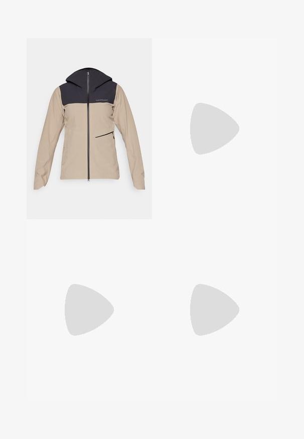 Peak Performance COMMUTER HIPE  - Regnjakke / vandafvisende jakker - avid beige/black; Grå kortærmet T-shirt lavet af blødt, fugttransporterende materiale. Har en rund hals og et lille hvidt logo øverst til venstre.; Sorte, hel-lange leggings lavet af strækbart materiale, med høj talje, sidelommer og et lille logo på venstre lår.; Sort løbesko med mesh-overdel, teksturerede detaljer og logo, der har en polstret sål og grå snørebånd, placeret på fortovet.