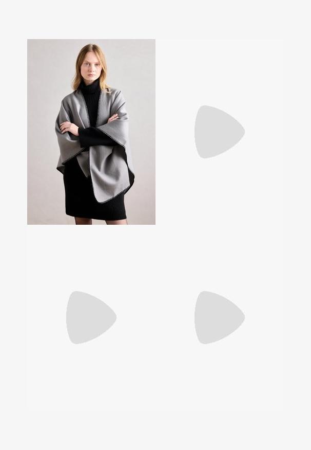 Anna Field Poncho - grey/black; Svart t-shirt med kort ärm tillverkad av bomull. Har en rund hals och en lös passform med en slät, enfärgad yta. Inga synliga mönster eller accenter.; Svarta vida byxor i slät väv, med dragkedja fram och två sidofickor, med skräddarsydd passform och minimalistisk design.; Svarta lackläder slingback klackar med spetsig tå och geometrisk klack. Har en elegant, minimalistisk design och slät yta.
