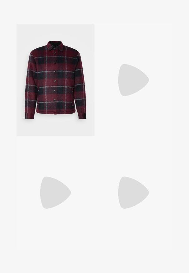 Veste à carreaux rouge et noir en tissu doux, dotée d'une fermeture à bouton et d'un design avec col. Surface texturée avec des accents gris.; Deux polos noirs, à manches courtes, en coton, avec un col classique, une patte de boutonnage à deux boutons, et des accents rayés blancs à l'intérieur du col.; Pantalons en denim noir avec une coupe droite, un design à cinq poches et une fermeture à bouton à l'avant. Texture lisse avec des détails de couture minimaux.; Chaussure slip-on en cuir noir avec une tige lisse, des accents cousus, un bout arrondi et un petit talon en caoutchouc. La semelle présente un profil de traction minimal.