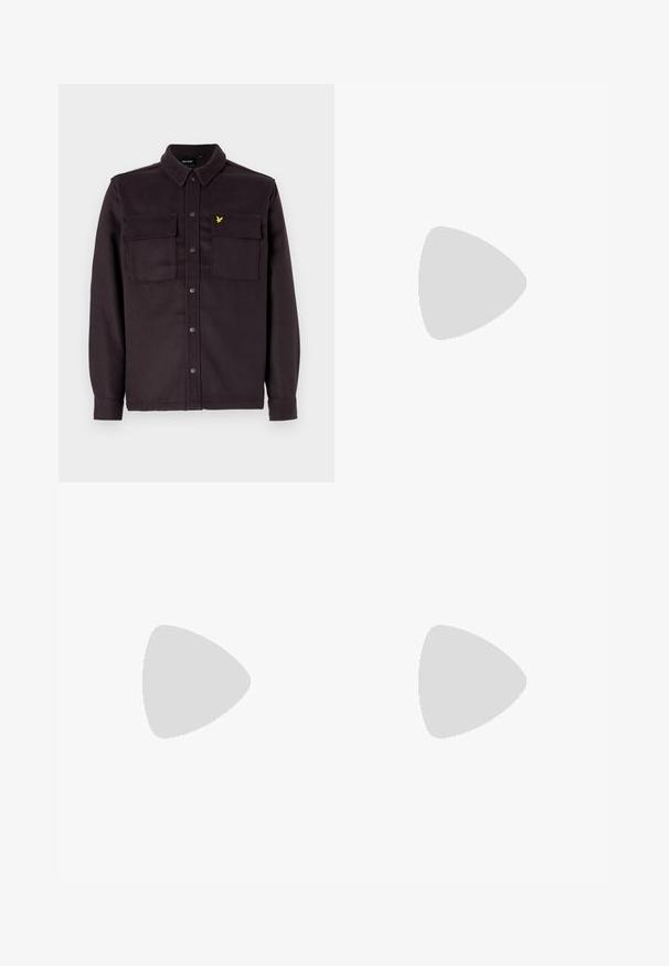Diep paarse button-up shirtjack, gemaakt van stof met een gestructureerde afwerking, met twee borstzakken en een klein geel logo.; Witte katoenen T-shirt met een klein zwart en geel geborduurd logo op de linkerborst. Korte mouwen en een ronde hals.; Zwarte katoenen joggingbroeken met een elastische tailleband, trekkoord en geribbelde manchetten. Voorzien van een klein geel logo op de linker dij.; Witte leren sneakers met een gladde oppervlakte, met een klassieke vetersluiting, perforaties voor ademend vermogen en een gestructureerde rubberen buitenzool.