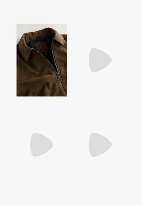 Giacca in suede marrone con collare, chiusura a zip e una tasca sul petto. Presenta una fodera nera e dettagli di cucitura sottili. Taglia M.; T-shirt a maniche corte di colore crema con una delicata trama a righe e scollo rotondo, realizzato in tessuto leggero.; Jeans in denim beige con un design a gamba dritta, dotati di tasche frontali, chiusura con bottone metallico e una texture delicata.; Sneaker in suede beige con punta arrotondata, stringhe davanti e un accento testurizzato sul retro. La suola in gomma bianca offre un contrasto. Design semplice e moderno.