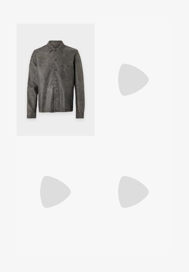 Giacca in pelle grigia con colletto, chiusura a bottone, taschino sul petto e dettagli delle cuciture sulla parte frontale e sulle maniche.; T-shirt bianco in cotone, collo rotondo, maniche corte, vestibilità comoda, texture liscia, senza motivi o dettagli visibili.; Pantaloni beige a vita alta con un design a gamba larga. Presentano due pieghe frontali e una texture liscia. Lunghezza standard con una finitura pulita.; Mocassini in pelle nera con finitura liscia, dettagli cuciti sulla parte superiore e tacco leggermente rialzato.
