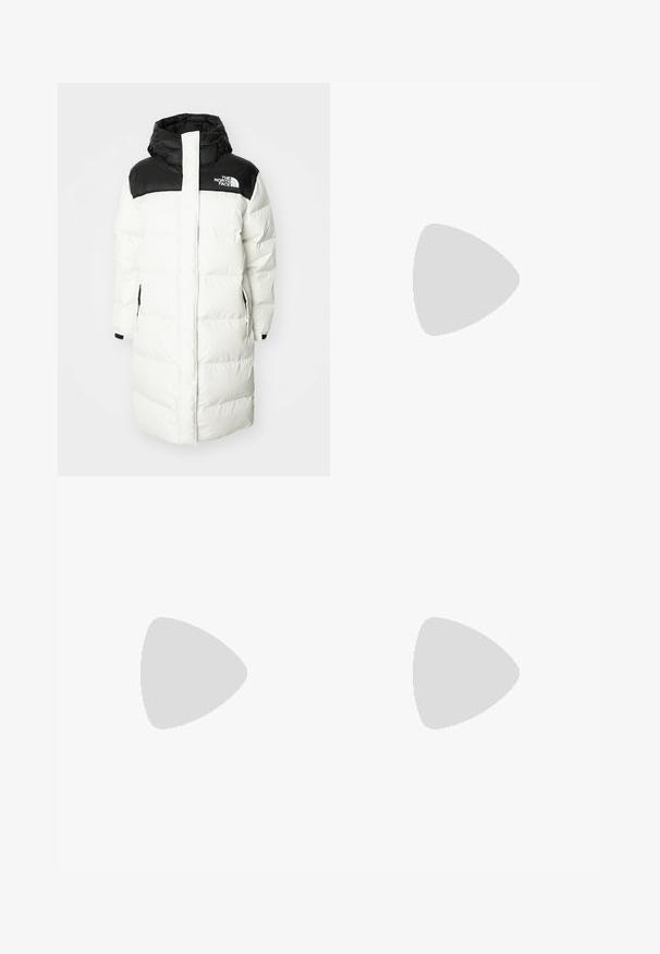 Pufīgs balts garais apģērbs ar melnu kapuci un augšējo paneli, ar priekšējo rāvējslēdzēju, sānu kabatām un logotipu uz krūšu.; Izgriezta īsām piedurknēm krekls gaiši dzeltenā krāsā ar vertikālām zaļām un pasteļtoņu svītrām. Iezīmē divas krūšu kabatas un logo uzšuvumi uz kreisās kabatas.; Melnas korduroja bikses ar taisnu kāju dizainu, kas aprīkotas ar pogu aizdari un sānu kabatu. Gluda tekstūra ar sīkām vertikālām svītrām.; Baltās auduma zemas tenisa kurpes ar gumijas zoli, noapaļots purngals, saišu aizdare un sānu ādas svītra.