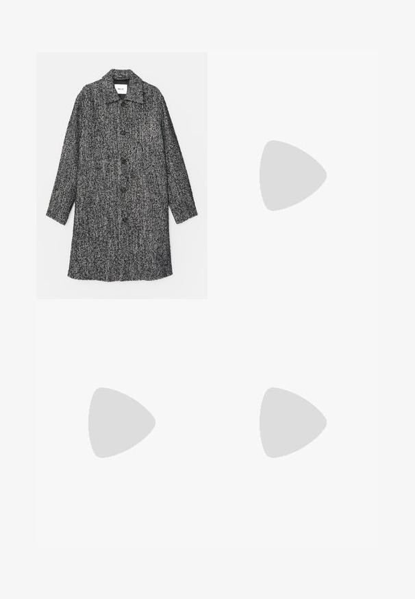 NN.07 FRANCO - Klassisk frakke - black; Sort oversized T-shirt med korte ærmer og rund halsudskæring, med synlig Filippa K mærke indeni kraven.; Beige lige ben bukser med bæltestropper, frontknap og lynlås, udstillet fladt på en hvid baggrund.; Sort ruskinds sneaker med en hvid gummisål, der har tonalt syet detalje og snørredesign. Glat tekstur med en moderne, strømlinet form.