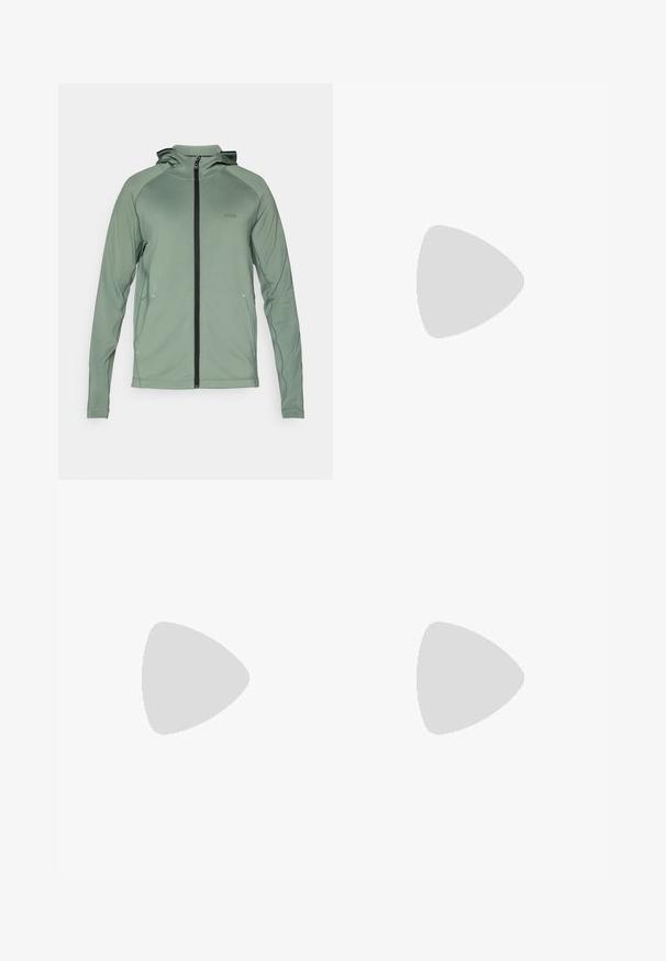 Jaqueta verde leve com fecho éclair e capuz, apresentando fecho e detalhes em preto, feita de um material liso e elástico. Logótipo BOSS no peito.; T-shirt de algodão branca com mangas curtas, apresentando um logo preto "BOSS" centrado no peito e um design de gola redonda.; Calças brancas feitas de um tecido suave, com um design de perna reta, pregas frontais e um fecho de botão único na cintura.; Sapatilha atlética branca e bege claro, com parte superior em malha, detalhes perfurados e uma entressola texturizada com marcação no calcanhar.