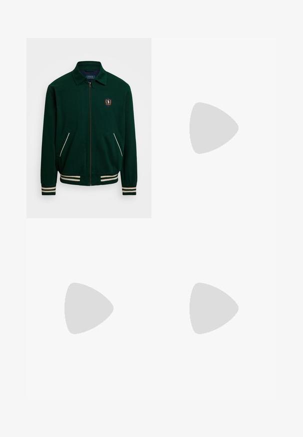 Veste zippée verte avec un col pointu, des accents de rayures blanches et un patch logo sur le côté gauche de la poitrine. Comprend deux poches avant.; Chemise beige à manches longues en mélange de coton. Présente un col boutonné, sept boutons à l'avant et un petit logo brodé sur la poitrine gauche.; Chino en coton beige avec une taille plate, des passants de ceinture et des poches latérales. Coupe droite avec une texture lisse et une sensation légère et respirante.; Baskets en cuir blanc, design bas, avec une texture lisse, bout rond, lacets à l'avant et un petit logo brodé sur le côté.