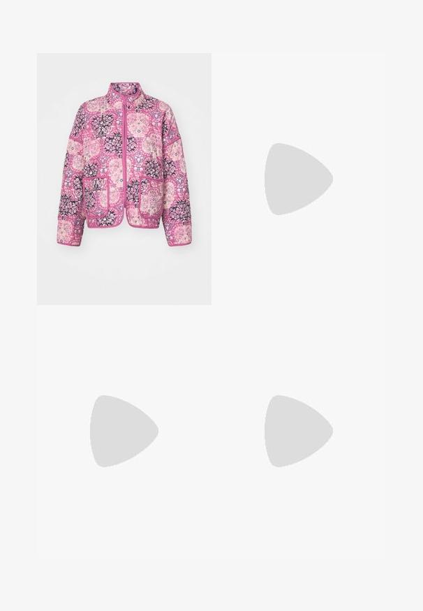 Kviltuota striukė su rožiniu gėlių raštu, pasižyminti stovinčiu apykakle, dviem priekinėmis kišenėmis ir kontrastingais apdailos elementais.; Balta, raukšlėta ilgarankovė palaidinė su apvalia iškirpte. Pagaminta iš elastingos medžiagos, kuri prisitaiko prie kūno. Pasipuošusi subtiliomis horizontaliosiomis linijomis.; Šviesiai žali cargo tipo kelnės, pagamintos iš medvilnės audinio. Joms būdingas aukštas juosmuo, suktos galinės dalys ir dvi šoninės cargo kišenės, užtikrinančios papildomą patogumą.; Šviesiai pilki zomšiniai sportbačiai su baltais odiniais akcentais, trimis baltomis juostelėmis ir rudą guminę pada, turintys paminkštintą apykaklę patogumui.