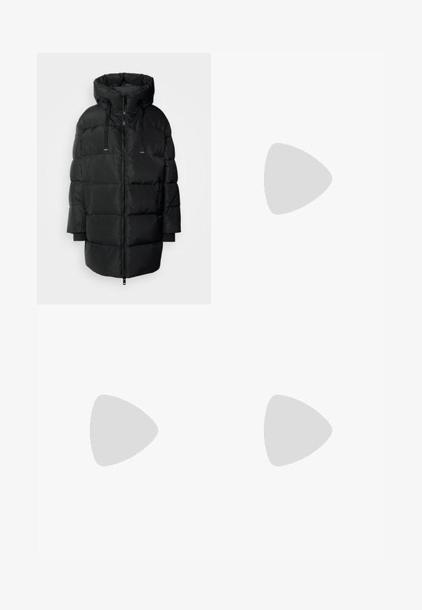 Zwarte gewatteerde jas met een hoge kraag, ritssluiting aan de voorkant en een trekkoord. Voorzien van lange mouwen en zijzakken, ontworpen voor warmte en comfort.; Twee lange mouwen turtleneck tops, één wit en één zwart, gemaakt van een gladde, rekbare stof, beide met een slank passend ontwerp en hoge kraag.; Zwarte denim midi-jurk met een aangesloten taille, sluiting met knopen aan de voorkant en rafelige zoom. Bevat een klassieke vijf-pocket ontwerp en een lichte textuur.; Zwarte platte schoenen met een zachte, gestructureerde bovenkant, voorzien van twee verstelbare banden en een afgeronde neus, geplaatst op een platte rubberen zool.