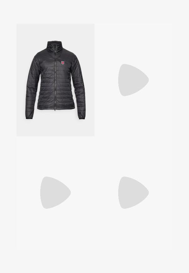 Czarna, ocieplana kurtka z wysokim kołnierzem, pikowanym wzorem i zapięciem na zamek. Posiada mały czerwony emblemat na lewej części klatki piersiowej.; Czarny t-shirt z krótkim rękawem, wykonany z lekkiego materiału. Posiada małe białe logo na lewej piersi oraz subtelne akcenty na ramionach.; The North Face HORIZON czarny; Czarne buty do biegania po szlakach z trwałą siateczką górną, wzmocnionym czubkiem, teksturowaną gumową podeszwą oraz elastycznym systemem sznurowania dla pewnego dopasowania.