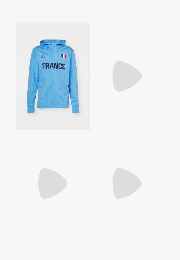 Blauer Kapuzenpullover mit strukturiertem Rippdesign, "FRANCE" in Schwarz, einer kleinen französischen Flagge und einem Logo auf der linken Brust.; Graues Baumwollmix-T-Shirt mit schwarzem Nike-Logo; verfügt über ein kleines Nike-Etikett am seitlichen Saum; schlichtes Design, kurze Ärmel.; Beige Cargo-Hosen aus leichtem Baumwollmaterial. Mit elastischen Bündchen, mehreren Seitentaschen und einem Knopfverschluss.; Weiße Leder-Sneaker mit Perforationen, runder Zehenpartie, flacher Sohle und dicken Schnürsenkeln, mit sichtbar eingesticktem Swoosh-Logo und "AIR" an der Ferse.