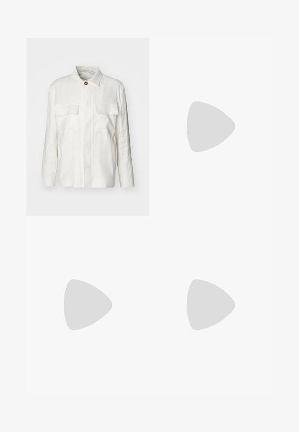 Camicia bianca di lino con colletto, chiusura a bottoni e due tasche sul petto. Presenta maniche lunghe e una vestibilità comoda.; Tiger of Sweden PRO - T-shirt basic - black; Pantaloni blu navy con design a gamba dritta, realizzati in tessuto testurizzato. Presentano una chiusura frontale con bottone e una vita regolabile con cordoncino.; Tiger of Sweden ACADEMI - Scarpe senza lacci - black
