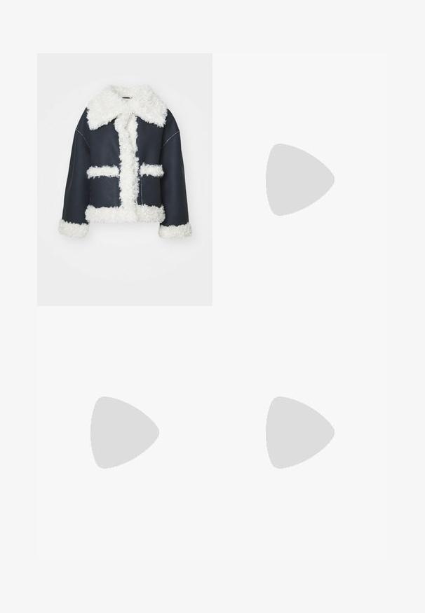 Mørkeblå jakke med en fluffy hvit shearlingkrage og trim. Har to frontlommer og en boksformet fasong. Synlige maskinsømmer.; To lange ermerte skjorter: en svart og en hvit. Begge har rund hals, raglanermer og er laget av en myk bomullsblanding.; Bredde ben svart denimbukser med høy midje, med frontlommer og minimal sømdetalj. Stoffet av bomull gir en jevn tekstur.; Svarte ankelstøvler laget av glatt lær, med glidelås på siden, chunky strukturert hæl, og rund tå-design.