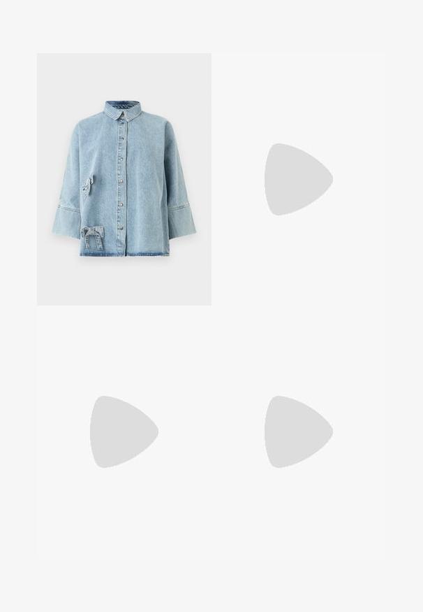 Ljust blå denimskjorta med krage, tryckknappsstängning, trekvartslånga ärmar och en rosettdekoration på vänster sida.; Svart oversized t-shirt med en grafik av en björn och texten "INTE SÖT MEN VILD" i fet, vit lettering. Tillverkad av bomull.; Ljusblå, högmidjade jeans i denim. Har vida ben, två slitna knäområden och klassisk femfickedesign.; Vit hög topp canvas sneaker med svart gummisulan, framsidan gummitåhätta och sex öglor för snören, med en ren, minimalistisk design.