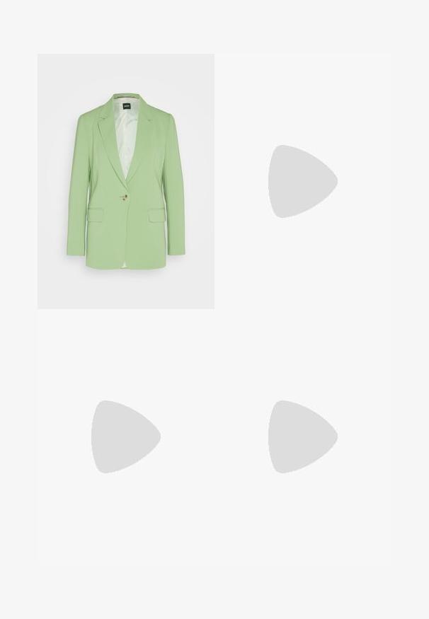 Helle grüne Blazer mit taillierter Passform, Ein-Knopf-Verschluss, Reverskragen und zwei Fronttaschen. Glattes Material mit satinierter Fütterung.; Schwarzes ärmelloses Oberteil aus einem glatten, leichten Stoff. Verfügt über einen runden Ausschnitt und eine figurbetonte Silhouette mit minimalen Nähten.; Hellblaue Jeans in weiter Beinform mit hohem Bund, ausgestattet mit fünf Taschen, Gürtelschlaufen und einem subtilen Verblassen zum Saum hin.; Schwarze Sportlich Schuhe mit Obermaterial aus Mesh und Synthetik, silbernen Akzenten, abgerundetem Zehenbereich, gepolstertem Schaftrand und strukturiertem Sohle für besseren Halt.; Silberne Metall-Hoops mit strukturiertem Design, ausgestattet mit einem kleinen Steckverschluss und Branding an einem Hoop. Abgerundete Form mit glänzender Oberfläche.