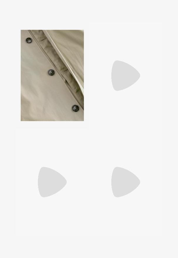 Khakifarvet trenchcoat med en glat tekstur, prydet med mørke knapper og subtile syninger langs stolpen og halsudskæringen.; Mango T-shirts basic - beige; Sorte bomuldsbukser med en afslappet pasform, der har en klassisk talje, frontfolder og sidelommer. Glat tekstur uden mønstre.; Lys beige loafers med spids tå, glat materiale, en rem over vampen og en lav brun sål. Simpelt design med minimale detaljer.