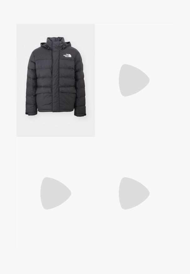 Casaco acolchoado preto com colarinho alto e capuz ajustável, apresentando o logotipo da North Face. Duas bolsos frontais com uma textura suave.; T-shirt de algodão branco com mangas curtas e decote redondo. Apresenta um pequeno e discreto logótipo da Nike no peito e uma etiqueta lateral.; Calças pretas de perna reta com passantes para cinto, fecho frontal com botão e zip. Fundo claro e liso.; Sapatos atléticos brancos com sobreposições texturizadas, sola espessa e detalhes em cinza. Usados com meias brancas até ao tornozelo e calções verdes sobre uma superfície azul.