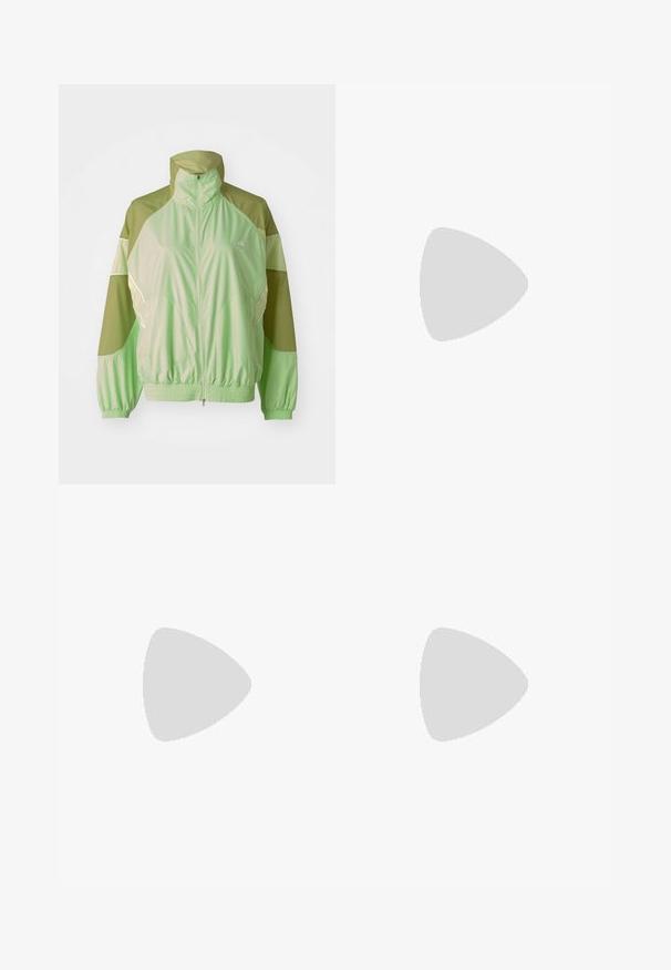 adidas by Stella McCartney TRACKTOP - Sportinė striukė - glow green/halo gold; Šviesiai rožinė trumpomis rankovėmis marškinėliai, pagaminti iš medvilnės, ant kairiojo krūtinės puikuojasi maža apvali šypsenėlės grafika. Minkšta tekstūra ir standartinė forma.; Juodos plačios kojų džinsai su aukštu liemeniu, turintys klasikinį penkių kišenių dizainą, metalinę sagą ir lygią denimo tekstūrą.; Balti odiniai sportbačiai su kreminiais zomšos akcentais, perforuota pirštų dalimi, plokščiomis raišteliais ir struktūruota kreminėmis padomis. Ant kulno yra subtilus ženklinimas.