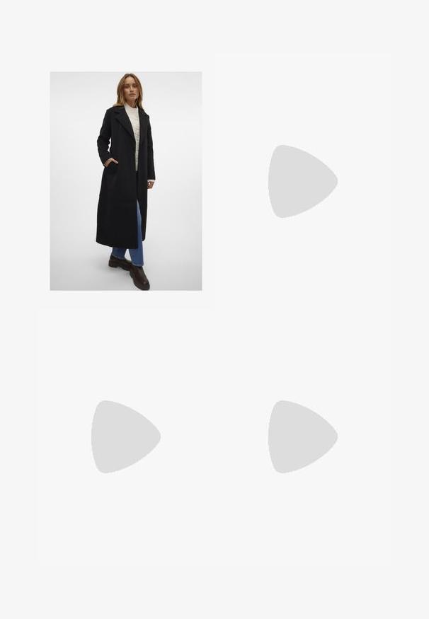 Vero Moda VMFORTUNEAYA LONG - Cappotto classico - black; Due magliette a maniche lunghe, una nera e una bianca, realizzate in morbido cotone, con scollature rotonde e un design cropped.; Jeans in denim neri a vita alta con un taglio a gamba larga, design a cinque tasche e cuciture visibili. Il tessuto ha una finitura liscia e leggermente tessurizzata.; Stivaletto in suede nero con design a punta quadrata, tacco basso a blocco e texture liscia. Presenta una parte superiore attillata e dettagli di cucitura minimi.