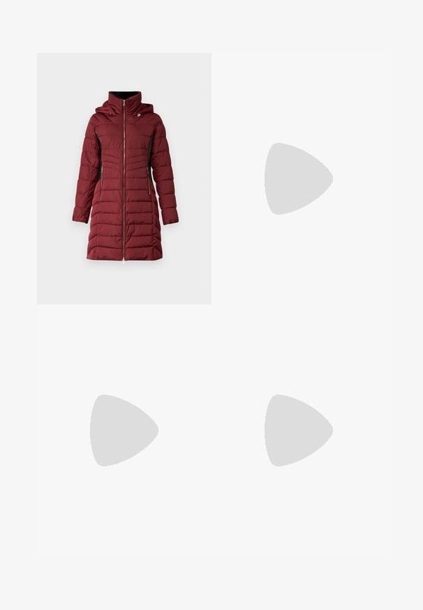 Manteau rembourré bordeaux avec fermeture éclair à l'avant, capuche et accents noirs. Doté de poches à rabat et d'une texture matelassée, ajoutant chaleur et style.; T-shirt marron à manches courtes en tissu doux, avec un col rond et une coupe décontractée. Aucun motif ni accent visible.; Pantalon noir avec une coupe droite, doté de poches avant et d'éclairs sur l'ourlet. Fabriqué en tissu doux et lisse. Convient à diverses occasions.; Bottines bordeaux brillantes à talon épais noir, avec une texture lisse et un design simple. Aucune fermeture visible ni motifs.