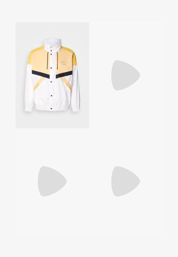 Valge tuulejope, millel on kollased ja mereväeblue aktsendid, kõrge krae, reguleeritav nöör ja nupud. Kerge ja sile tekstuur.; Musthave muströid ja pehmest materjalist must turtleneck, millel on pikad varrukad ja tihe istuvus. Ribaga ääris allservas ja vöökohal. Lihtne disain.; Mustad denim püksid sirge säärega, nähtava õmblusega ja eesnupuga sulgur. Sisaldab kahte küljetaskut ja kahte tagataskut.; Mustmustel musta nahast ülemise osaga, ümmarguse varbaga, lamest paeltega, pehmendatud kaeluse ja minimalistliku disainiga. Kummist tald, millel on peen tihenemine.