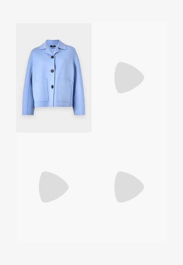 WEEKEND MaxMara SALE - Īss mētelis - light blue; Balta īsām piedurknēm T-krekls, izgatavots no ribota auduma. Apaļš izgriezums, regulāra piegriezuma un diskrēti šuvumu detaļas. Bez printiem vai grafikām.; Adīts balts midi svārki ar teksturētu rakstu, kas ietver vertikālas līnijas un izgriezumus pie apakšmalas. Elastīgs vidukļa jostasvads. Mīksts materiāls.; Melna ādas baleta kurpe ar noapaļotu purngalu, gludu tekstūru, minimālu šuvju detalizāciju un elastīgu zoles dizainu.; Brauna ādas rokassoma ar gludu tekstūru, zelta aksesuāriem un noapaļotu formu. Saskaņota ar krēmkrāsas krekla un tumši zilā šalle.