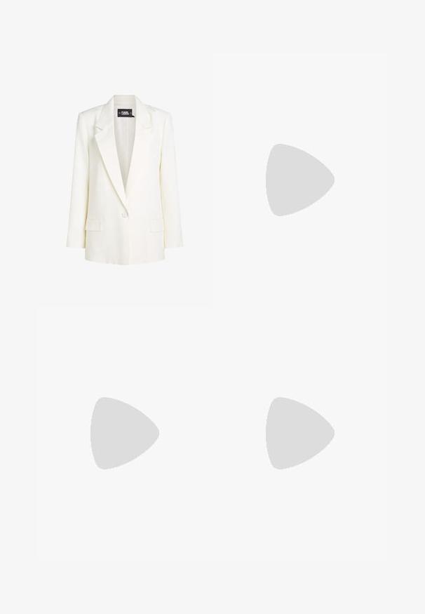 Blazer bianco con colletto a risvolto, chiusura a un bottone e sottili motivi circolari. Due tasche frontali completano il design.; Top corto nero a maniche corte realizzato in materiale liscio, con design peplum e vita cintata adornata da due bottoni tondi in tono argento.; Pantaloni neri a gamba larga realizzati in un tessuto morbido, con una vita aderente e sottili pieghe frontali per un tocco di consistenza.; Sandali neri piatti con un design a strisce, caratterizzati da molteplici cinturini in pelle e una sottile fibbia alla caviglia. La soletta è piatta e rettangolare.