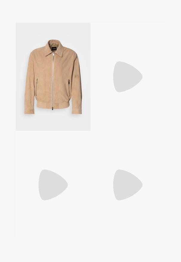 Svetlosmeđa ante jakna s uspravnim ovratnikom, prednjim zatvaračem na zip, dva bočna džepa na zip, rebrastim rubom i ušivenim logom diljem.; Bijela pamučna majica kratkih rukava, s crnim logotipom "BOSS" centriranim na prsima i okruglim izrezom.; Bijele, naborane hlače s krojem po mjeri, koje imaju glatku teksturu, petlje za pojas i sužene nogavice. Nema vidljivih džepova ili uzoraka.; Bijele i svijetlosmeđe sportske tenisice, sa mrežastim gornjim dijelom, perforiranim detaljima i teksturiranim međutrakom sa brendom na peti.