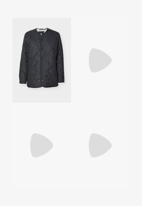 Čierna prešívaná bunda s okrúhlym výstrihom, predným zapínaním na cvoky a bočnými vreckami. Vyrobená z hladkej, izolačnej tkaniny s mäkkou podšívkou.; Dvoje bielych bavlnených tričiek s krátkym rukávom, okrúhlym výstrihom a priliehavým strihom, s hladkou textúrou a minimalistickým dizajnom.; béžové cargo nohavice s vysokým pásom, širokými nohavicami a štyrmi veľkými bočnými vreckami. Vyrobené z odolnej tkaniny s hladkou textúrou a minimálnymi detailmi.; Neónové žlté bežecké topánky s sieťovanými panelmi, striebornými akcentmi, čiernymi detailmi a textúrovanou podrážkou. Funkcie zahŕňajú šnúrky a polstrovaný golier.; Strieborné kruhové náušnice s hladkým, lesklým povrchom. Kolový tvar a bezpečné klikanie na uzatváranie. Ľahký dizajn vhodný na každodenné nosenie.