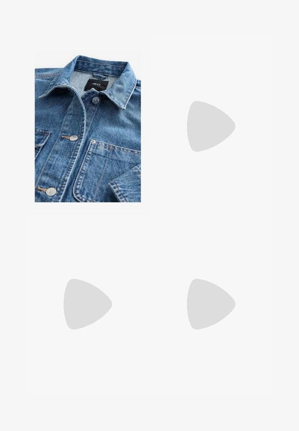 Camicia in denim azzurro chiaro con colletto classico, chiusura frontale a bottoni, due tasche sul petto e accessori in argento. Texture invecchiata e dettagli delle cuciture.; T-shirt bianca cropped, maniche corte e larghe, tessuto di cotone morbido, scollatura rotonda con bordino arancione sottile, design minimale, senza motivi o grafiche.; Pantaloni neri su misura con un design a gamba dritta, caratterizzati da una texture liscia e pieghe ben definite sul davanti. Senza hardware visibile.; Pump beige in suede con tacco alto, punta affilata e tacco a blocco massiccio. Il materiale ha una consistenza morbida con una finitura liscia.; Borsa a tracolla in pelle nera con forma curva, una tracolla singola, chiusura con zip e marchio discreto sul fronte. Texture liscia, design minimalista.