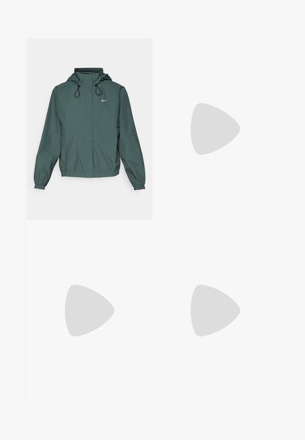 Nike Performance STORM-FIT SWIFT - Løbejakker - vintage green/black/reflective silver; Sort kortærmet t-shirt lavet af glat stof, med rund hals og løs pasform. Har sideskår for ekstra komfort og åndbarhed.; Marineblå capri leggings lavet af strækstof, med en bred talje og et lille hvidt logo på venstre side. Ingen synlige sømme.; Sorte træningssko med en struktureret overdel og hvide accenter, forsynet med snørebånd og et logo på siden. Båret med maroon leggings og lyse sokker.