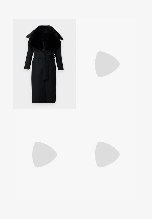 Palton lung, negru, cu un guler din blană neagră pufoasă, talie îngustată cu curea și mâneci lungi. Fabricat dintr-un material neted, cu o siluetă dreaptă.; Tricou negru din bumbac cu decolteu în V și mâneci scurte. Design simplu, cu o croială normală și fără modele sau accente.; Pantaloni negri tailor-ed cu un design drept, având o textură fină și cute clare pe față. Fără elemente de prindere vizibile.; Sandale bej cu toc bloc, cu bretele subțiri și vârf pătrat. Material neted cu detalii minime, concepute pentru a fi ușor de purtat.