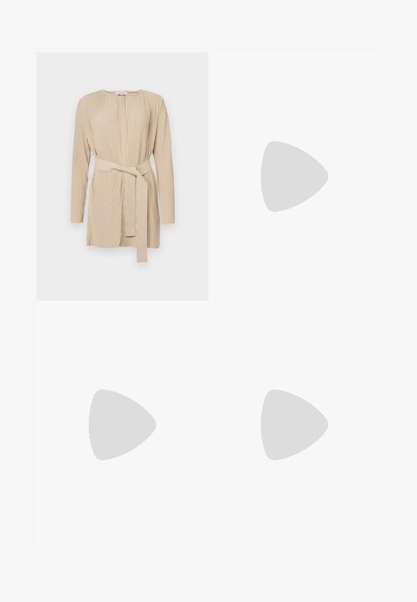 Max Mara Leisure FIESTA - Īss mētelis - beige; Balta īsām piedurknēm T-krekls, izgatavots no ribota auduma. Apaļš izgriezums, regulāra piegriezuma un diskrēti šuvumu detaļas. Bez printiem vai grafikām.; Adīts balts midi svārki ar teksturētu rakstu, kas ietver vertikālas līnijas un izgriezumus pie apakšmalas. Elastīgs vidukļa jostasvads. Mīksts materiāls.; Melna ādas baleta kurpe ar noapaļotu purngalu, gludu tekstūru, minimālu šuvju detalizāciju un elastīgu zoles dizainu.