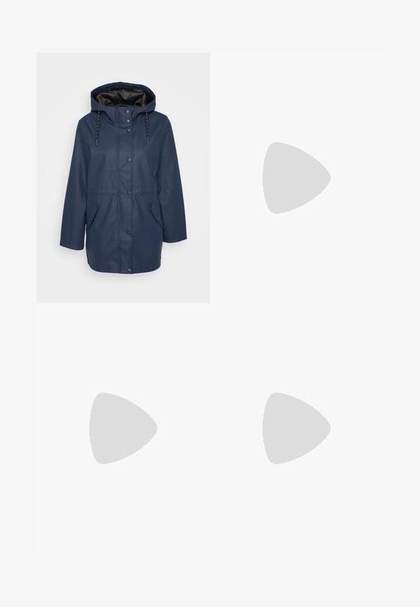 Modra dežna jakna s kapuco, s pokrivnimi gumbi, nastavljivimi vrvmi in dvema sprednjima žeprama.; Even&Odd Petite 2 PACK - Top - light grey/black; Sivi traper hlače s ravnim krojem, pet žepov, rahlo zbledelo in z gumbom za zapiranje pri pasu.; Rjave suede platform čizme z elastičnimi stranskimi paneli in oranžnimi zankami, v kombinaciji s svetlobno denim krilom do kolen na lesenem tleh.; Srebrna obročasta uhana s polirano površino, ki vključuje majhne zlate poudarke in okroglo obliko, nošena na ušesnem lobu.