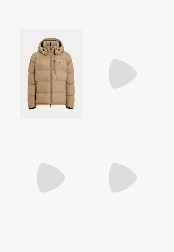 Brun puffjacka med huva, dragkedja fram och två sidofickor. Sticksömnad design med svarta accenter och en liten logotyp på bröstet.; Vit polo skjorta i bomull med en klassisk krage, treknapps placket och en bröstficka på vänster sida; liten logga vid fållen.; Vita, plisserade byxor med skräddarsydd passform, med en mjuk yta, bälteshängare och avsmalnande ben. Inga synliga fickor eller mönster.; Vita lädersneaker med en texturerad ovandel, rund tå, minimalistisk design och en gummisula med sömdetaljer.