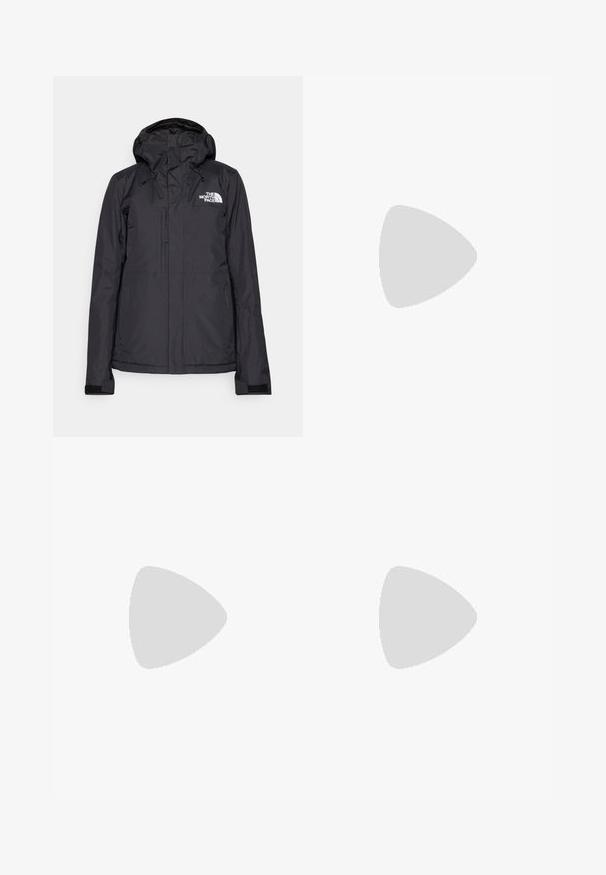 Črna vodoodporna jakna z nastavljivo kapuco, dvema žepoma z zadrgo in ventilacijo. Značilnosti vključujejo logo na prsih in elastične manšete za varen oprijem.; Siva kratka majica s kratkimi rokavi, izdelana iz mehkega, vlago odvračajočega materiala. Ima okroglo izrez in majhen bel logotip na zgornji levi strani.; Črne prileganje hlače, izdelane iz fleksibilnega materiala. Značilnosti vključujejo žep z zadrgo na strani, artikulirana kolena in gladko teksturo.; Črne pohodniške čevlje z srednje visokim dizajnom, ki imajo teksturirano zgornji del, sivi dodatki in vzdržljiv gumen podplat s protizdrsnimi izboklinami.