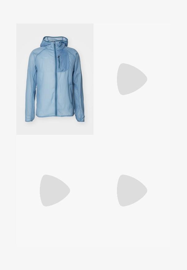HOKA SKYFLOW JACKET - Vjetrovka - shadow; Crna atletska majica kratkih rukava, okruglog izreza, napravljena od glatkog materijala. Ima mali bijeli Nike logo na gornjem lijevom dijelu.; Crne atletske kratke hlače od laganog materijala s elastičnom tačkom. Imaju mali bijeli Nike logo na donjoj lijevoj strani.; Crna sportska cipela s teksturiranim gornjim dijelom, bijelim Nike swooshom i bijelim gumennim potplatom. Ima dizajn s vezanjem i dinamičan oblik.