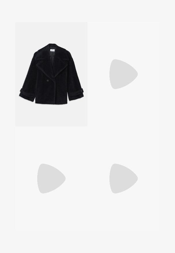 Musta, teksturoitu takki, jossa on leveä kaulus, kaksiriviset napit ja käärityt hihat. Valmistettu pehmeästä, pörröisestä materiaalista.; Musta pitkähihainen poolotoppi, joka on valmistettu sileästä kankaasta, jossa on röyhelökaulus ja tiukka siluetti yksinkertaisilla reunoilla.; Tummansiniset raidalliset housut, joissa on korkea vyötärö, leveät lahkeet ja ei näkyviä metalliosia tai koristeita. Sileä pinta ja räätälöity istuvuus.; Musta nahkasaapas nilkkamittaisella varrella, pyöreällä kärjellä, lohkarekorolla, sivuvetoketjulla ja ompeluaksentilla varren yläosassa. Suora pinta, klassinen muotoilu.; Vaaleanpunainen nahkakuuloket pursotettu muotoilun laukku, metallirunko, kaksi pyöreää lukkoa ja hopeaketjuolkaimet. Sileä pinta, kompaktin muotoinen.