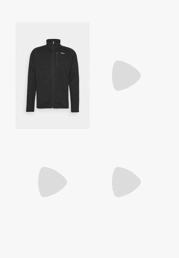 Černá fleecová bunda s vysokým límcem, plným předním zipem, bočními kapsami a malým logem na hrudi. Texturovaný materiál.; Šedé tričko s krátkým rukávem vyrobené z měkké, texturované látky, se malým modrým logem Patagonia na levé straně hrudi. Žádné další vzory.; Tmavě šedé kalhoty vyrobené z odolné tkaniny, s kapsou na zip, rovný střih a s poutky na opasek pro nastavitelné nošení.; Hnědé nepromokavé sneakers s texturovaným svrškem, perforovanými detaily, černým oporou paty a šedou gumovou podrážkou. Šňůrky mají kovové konce.