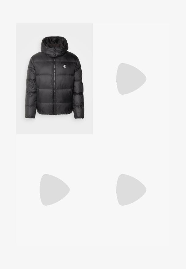 Calvin Klein Jeans ESSENTIALS JACKET - Jakna ispunjena paperjem - black; Bijela pamučna majica s crnim "CK" logotipom i natpisom "Calvin Klein Jeans", kratki rukavi i klasičan okrugli izrez.; Plave traperice slim kroja, srednjeg struka, s pet džepova, izblijedjele boje i svijetlim mrljama naprijed i straga.; Crne planinarske cipele s višeslojnim dizajnom, teksturiranom tkaninom i gumenenim potplatom, s ojačanim dijelovima i vezicama sprijeda.