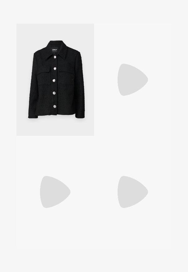Crna tkana jakna s kragnom, dva džepa na prsima i tri ukrasne srebrne dugmadi u obliku cvijeta duž prednje strane. Mekana tekstura i kroj koji se prilagođava.; Crni rebrasti crop top s kratkim rukavima, s okruglim izrezom i izgužvanim rubom za dodatnu teksturu. Napravljen od rastezljivog materijala.; Crne široke hlače s elastičnim pojasom. Napravljene od teksturiranog materijala, s prostranim krojem i ravnim rezom od bokova do donjeg ruba.; Srebrne metalik sandale s minimalističkim dizajnom, s tankim trakama i crnom ravnom potplatom. Istaknute su naglašene ukrštene trake.
