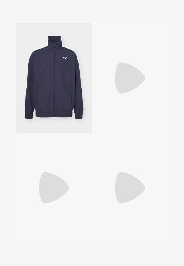 Mornarski jopič z visokim ovratnikom, sprednjim zadrgo, stranskima žepoma in kontrastnimi belimi ter metin zelenimi črtami na ramenskih delih. Vsebuje poudarek z logotipom.; Kaotiko UNISEX - Srajca - green; Črne široke trenirke z elastičnim pasom in vrvico. Imajo bele stranske črte in dva stranska žepa. Gladka tekstura.; Črne nobučne superge z belimi detajli, ki imajo zlati logotip. Ujemajo se z svetlo modrimi kavbojkami in so postavljene na teksturirano modro površino.