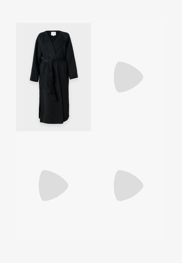 Calvin Klein ARCHIVE COAT - Klasszikus kabát - black; Fekete pamut póló kerek nyakkivágással, rövid ujjakkal és hímzett logóval a mellkasán. Egyszerű, laza szabás, minta nélkül.; Fekete, testhezálló nadrág egyenes szárú kivitelben, sima textúrával és éles redőkkel az elején. Nincs látható fémalkatrész.; Fekete bőr slingback magassarkúk, hegyes orral, vékony sarkakkal és arany színű részlettel a állítható pánton. Simа felület.