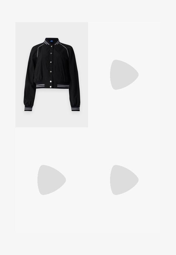 Chaqueta bomber negra con un diseño recortado, que presenta acentos de rayas blancas en el cuello y los puños, asegurada con botones metálicos en la parte delantera.; Camiseta de algodón blanca de manga corta, con cuello redondo y un corte relajado. Textura suave, sin patrones ni acentos, diseño minimalista.; Pantalones de mezclilla acampanados de color azul claro, con una cintura alta, bolsillos frontales y un dobladillo sin rematar en los puños para un look casual.; Sandalias de tacón negro con un diseño de tiras delgadas, punta cuadrada y un tacón bloque de altura media. Fabricadas en cuero suave con un acabado mate.