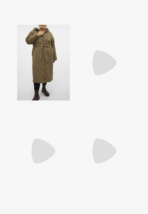 Vero Moda Curve VMCSASHA LONG COAT - Ziemas mētelis - capers; Balts ribots topiņš ar apaļu kakla izgriezumu un bez piedurknēm, ar taisnu apakšmalu un gludu, elastīgu struktūru.; Melnas džinsus ar taisnu kāju dizainu, ar pogu aizdari, piecām kabatām un smalkajiem dūrienu apdari. Gluda tekstūra.; Melni kanvas augstpapēžu apavi ar baltām gumijas zolēm un auklām. Ievērojams aplis logotips sānos un kontrastējoša balta šuvums.