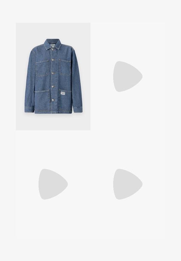 Denim jakna plave pruge s ovratnikom, prednjim kopčanjem na dugmad, dva džepa na prsima i božnom etiketom. Ima opušteni kroj i duge rukave.; Bijela uska majica od rebrastog materijala s kratkim rukavima i nabranim detaljima sa strane za teksturu i oblik.; Bijele hlače širokog kroja izrađene od lagane tkanine, s elastičnim pojasom i vezicom za prilagodljivu veličinu. Glatka tekstura.; Bežsuede tenisice s bijelim prugama, gumenim potplatima i okruglim vrhom. Uparene s labavim trapericama koje pokazuju ravnu nogavicu i plavom tkaninom.