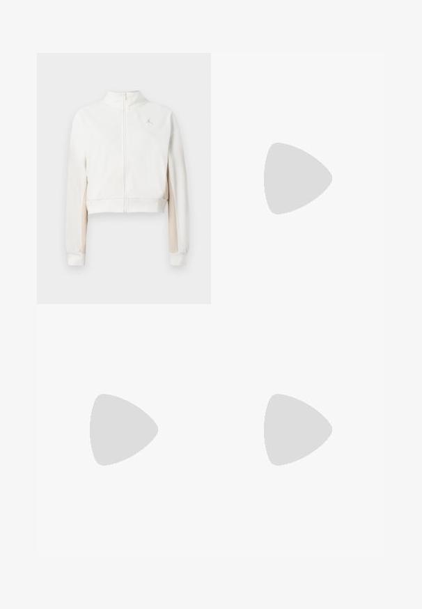 Krátka biela bunda s predným zipsom, mäkká textura, so svetlo béžovými akcentmi na rukávoch a malým zlatým logom na hrudníku.; Šedé krátke rukávy skrátené tričko s okrúhlym výstrihom a malým stredovým bielym logom "carhartt" na prednej strane.; Čierne voľné nohavice vyrobené z ľahkého materiálu, s námorníckym modrým postranným panelom a elastickým pásom. Malé biele logo na spodnej časti.; Čierne kožené a syntetické tenisky so bielym logom Nike, gumenou podrážkou, okrúhlou špičkou a čiernymi šnúrkami. Viditeľné biele pruhované ponožky.