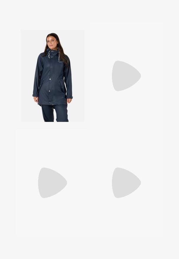 Swedemount VÄDERÖARNA - Regnjacka - navy; Två ribbade linnen: ett ljusblått och ett vitt. Båda har en rundad halslinje och en figursydd silhuett som framhäver tygets struktur.; Ljusblå denimjeans med rak passform, femficksdesign, enkel knappknäppning och subtila stygn detaljer på sömmarna.; Canvas sneakers i marinblått med vita snören och ögla, med en vit gummikappa vid tån och en svart rand längs sulan.
