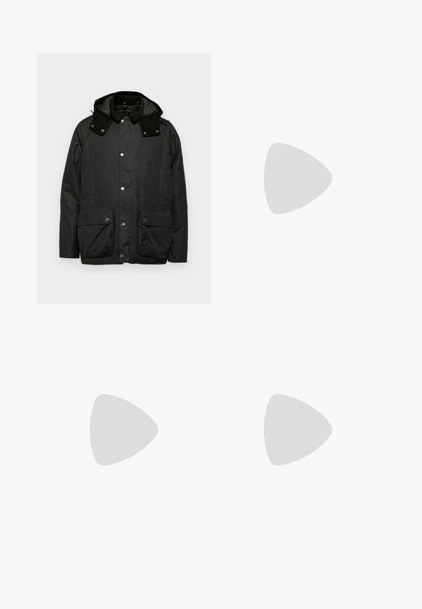 Μαύρο, μεσαίου μήκους μπουφάν με κουκούλα, χαρακτηρισμένο από γιακά από κοτλ�έ, κουμπιά με κλιπ και πολλαπλές μπροστινές τσέπες. Λείος υφή με επένδυση από κέντημα.; Μαύρο πουλόβερ σταυρωτό λαιμό, φτιαγμένο από μαλακό υλικό, με μακριά μανίκια και εφαρμοστή γραμμή. Ριγωτή λεπτομέρεια στο τελείωμα και στους καρπούς. Απλός σχεδιασμός.; Ανοιχτό γκρι παντελόνια με λεία υφή, επίπεδο μπροστινό μέρος και ίσιες γραμμές. Κατασκευασμένα από αναπνεύσιμο ύφασμα, διαθέτουν εσωτερικές τσέπες και θηλιές για ζώνη.; Μαύρο δερμάτινο παπούτσι με κορδόνια, με στρογγυλή μύτη, λεία υφή, ελάχιστη ραφή και χαμηλή καουτσούκ σόλα. Λογότυπο στη σόλα.